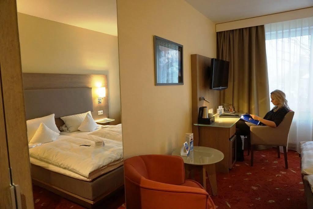 Hotel-Restaurant Vier Linden ชตาเดอ ภายนอก รูปภาพ